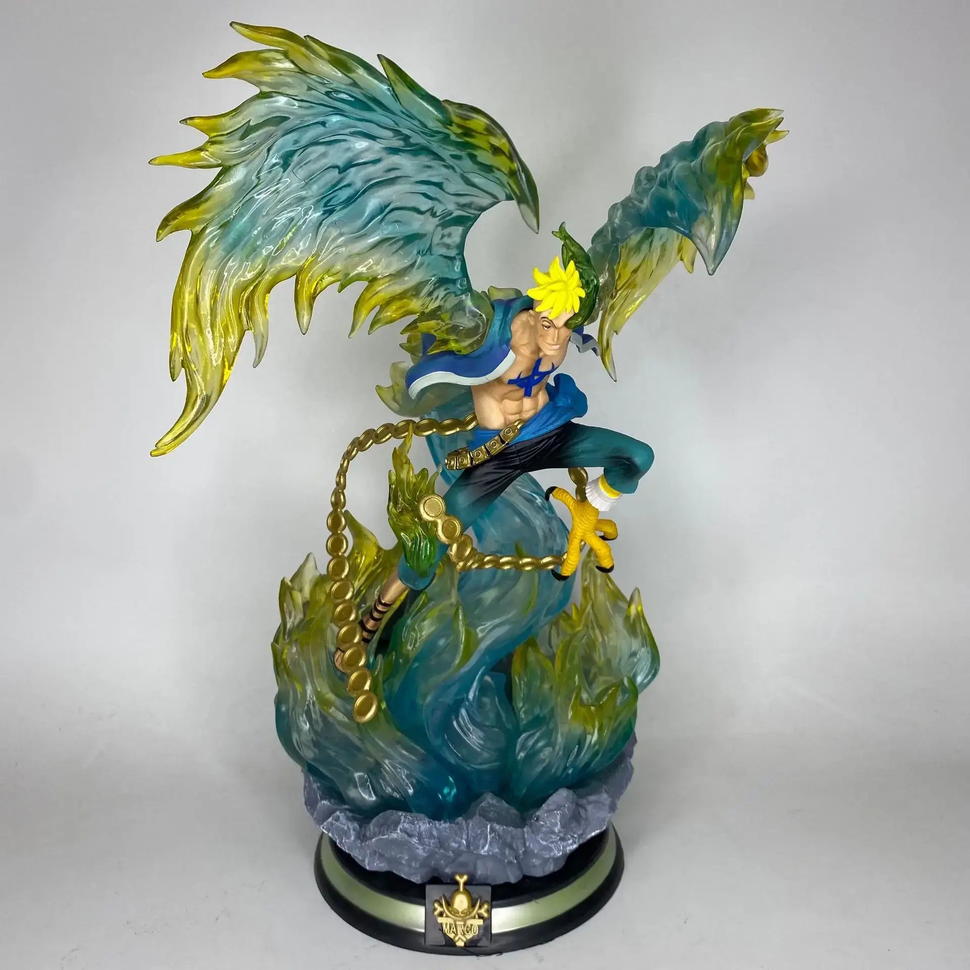 Statua collezionabile Marco Phoenix anime, figura 39cm con dettagli colorati e base decorativa.