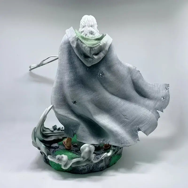 Statua da collezione One Piece Silvers Rayleigh che mostra la figura da dietro con mantello e dettagli curati.