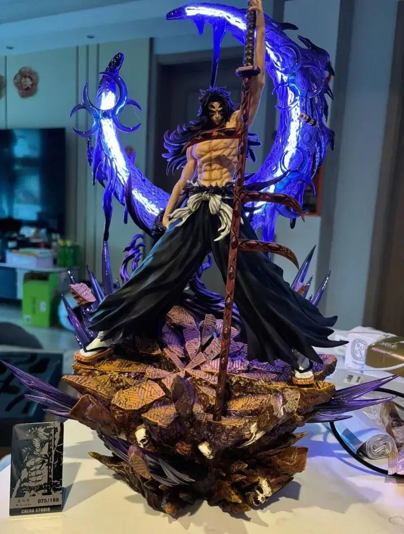 Statua Demon Slayer di Kokushibo e Yoriichi 47cm in PVC con dettagli spettacolari e base decorativa.