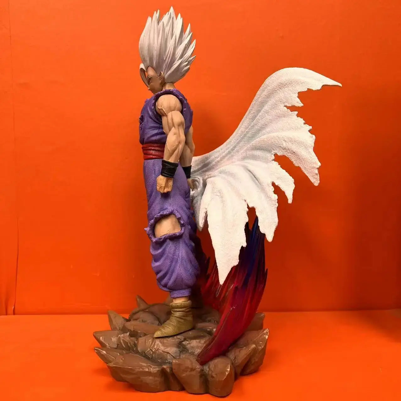 Gohan figura Dragon Ball Super con capelli bianchi e mantello, statuetta in PVC dettagliata e accattivante.