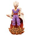 Gohan figura Dragon Ball Super con capelli bianchi e mantello in un'epica posa su base dettagliata.